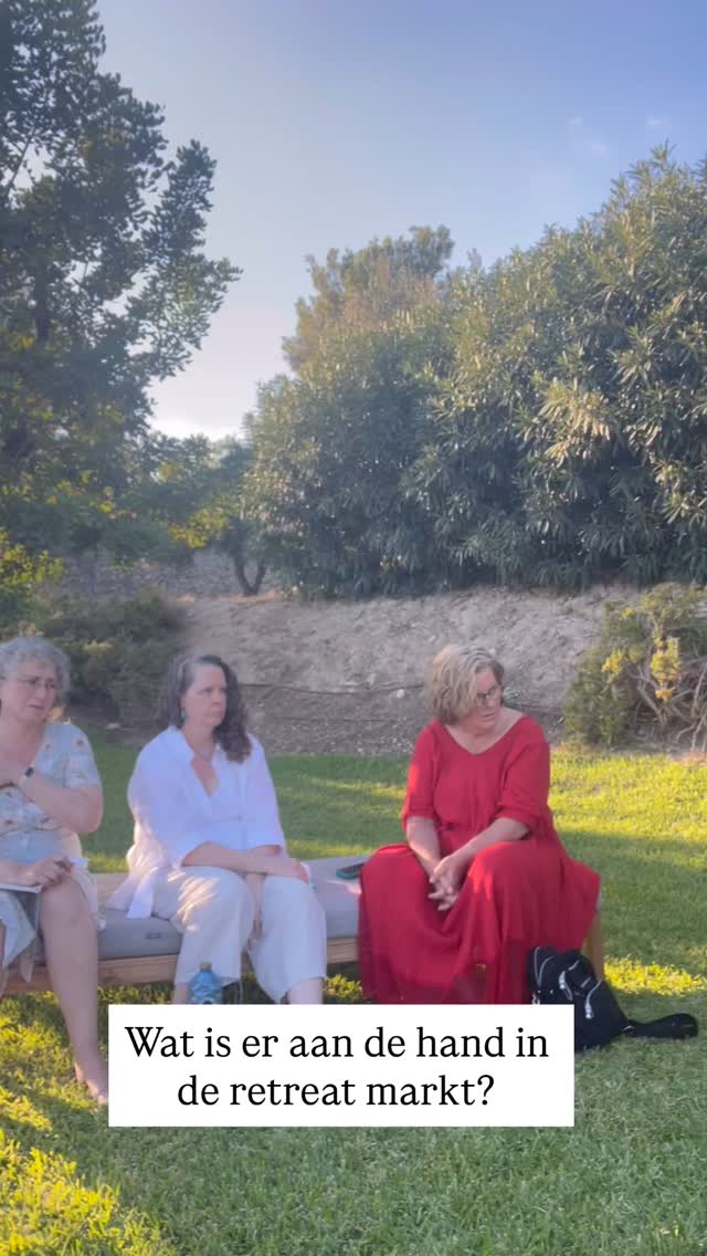 RETREATS ZIJN BOOMING
Steeds meer bekendheid, steeds meer behoefte aan echte verbinding. dit is geen trend, dit is een wereldwijde verandering. En je ziet het ook terug in de cijfers.
Maar… er gebeurt ook iets anders.
We zien dat jan en alleman retreats gaat organiseren, vaak zonder écht te weten wat ze aan het doen zijn.
En aan de andere kant zijn er mensen die geen idee hebben wat een retreat eigenlijk is.
Het is rommelig.
En het is tijd voor verandering.
Er is steeds meer behoefte aan duidelijkheid en kwaliteit.
‘Zomaar een retreat lanceren’ werkt niet meer.
Te veel competitie. Te weinig onderscheid.
De hosts die het wél goed doen?
Dat zijn de mensen met een duidelijke positionering, een realistische prijs, een sterk verhaal en een duurzame strategie.
En precies daar neem ik je maandag in mee in mijn gratis retreat masterclass. We kijken naar wat er nú gebeurt in de markt, wat werkt en waarom platforms zoals @heilen.io inzetten op kwaliteit, professionaliteit en échte waarde.
Aanmeldlink staat in mijn bio