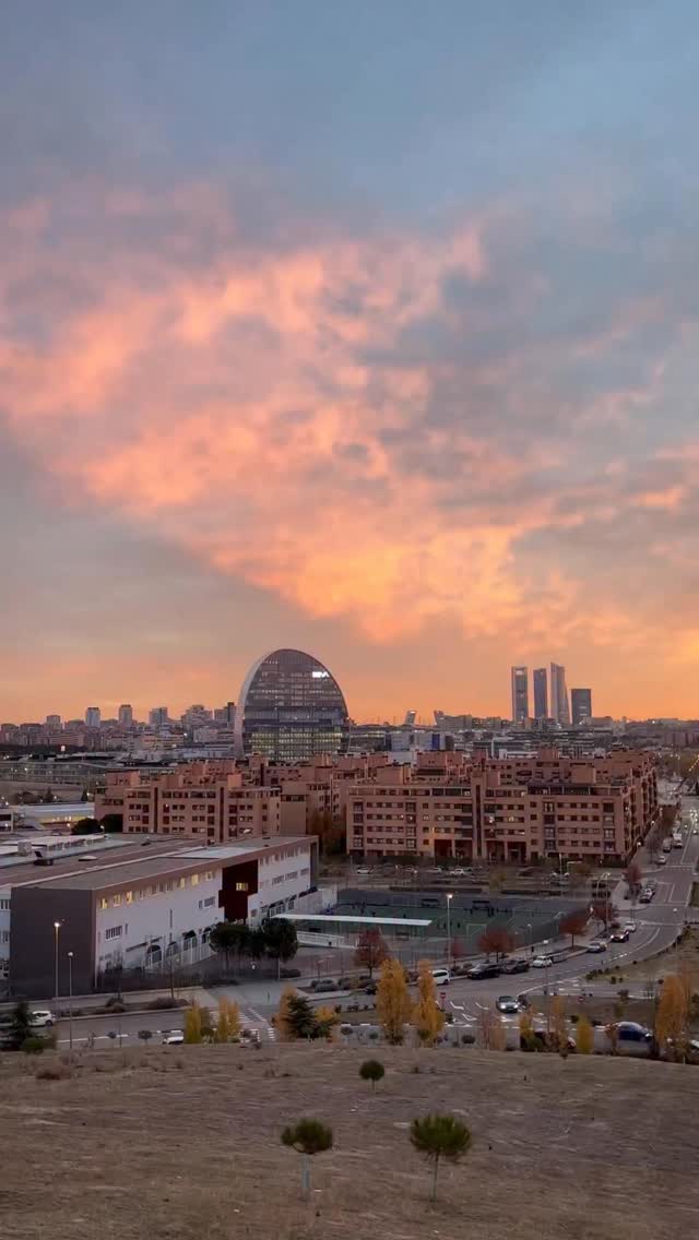 Hoy hemos estado en el mirador del Monte de las Tablas, en Madrid. Un lugar increíble donde los atardeceres parecen pintados.
Estuvimos probando fotografía HDR (alto rango dinámico), jugando con filtros de densidad neutra degradados para equilibrar el cielo y el suelo en una sola toma. Es una técnica que te permite capturar toda la magia del atardecer sin perder detalle ni en las luces ni en las sombras.
El resultado… simplemente espectacular. 🔥📸
#tipsdefotografia #atardeceresporelmundo #clasesdefotografia #fotoscreativas #tutorialfotografia