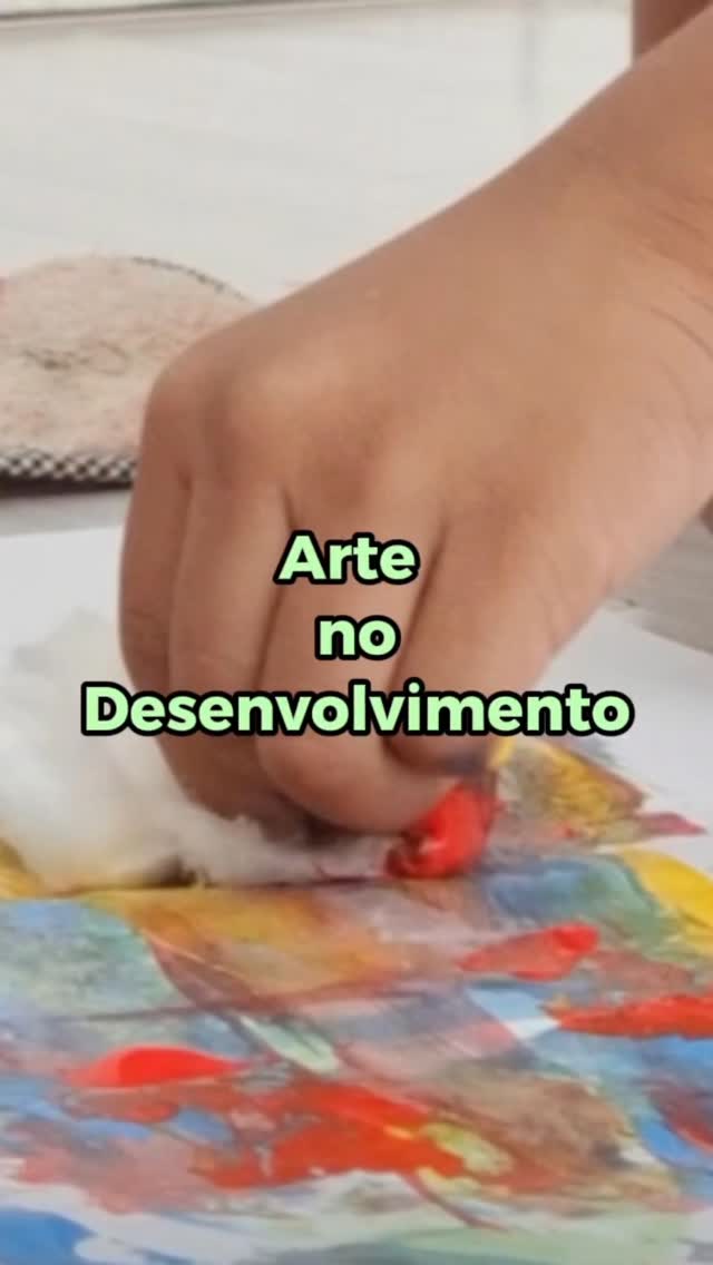 Quando a família participa, a arte ganha ainda mais potência:
fortalece o vínculo, estimula a comunicação, amplia a confiança e cria memórias afetivas que também fazem parte do desenvolvimento.
Neste período de descanso, experimente reservar um tempinho para pintar com seu filho.
Deixe que ele explore, descubra e se expresse.
Entre junto nessa brincadeira cheia de sentidos, sensações e encontro.
A arte aproxima, acolhe e ensina. E, nas férias, ela pode ser um dos caminhos mais bonitos para crescerem juntos. 🎨✨