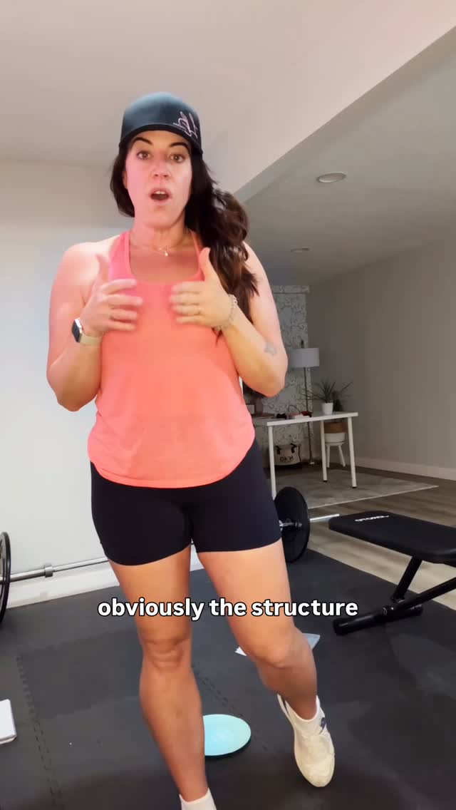 StrongHer 30 behind the scenes.
December isn’t about pushing harder — it’s about staying consistent through real life.
Shorter workouts. Smarter structure. Same power.
Tired or not, those 15–20 minutes matter.
We don’t wait for motivation… we keep the momentum.