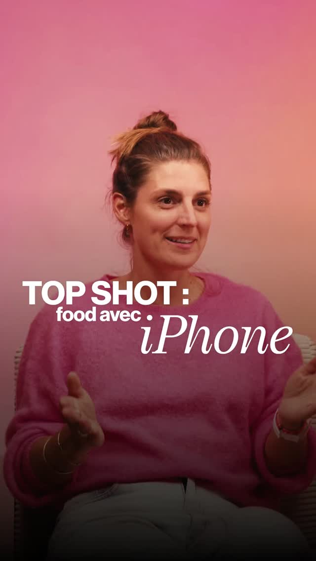 Les plus belles photos de food ne sont pas toujours prises avec un appareil pro.
Avec un peu de méthode, votre téléphone peut faire des merveilles.
Voici les bases d’un top shot réussi (la fameuse photo prise du dessus) :
1️⃣ Soignez le stylisme : une table à moitié vide, ce n’est jamais joli.
Mélangez les formes (rondes, rectangulaires), variez les tailles et les couleurs. L’accumulation crée le relief.
2️⃣ Activez la grille et le niveau : cela vous aide à obtenir un angle parfaitement plat et à placer vos plats sur les bons points d’intersection.
3️⃣ Réglez la qualité au maximum : par défaut, votre téléphone ne capture pas toujours en haute définition.
→ Passez en RAW si possible, pour garder tous les détails et mieux retoucher ensuite.
4️⃣ Cochez la correction de l’objectif : en top shot, cela évite les déformations sur les bords.
5️⃣ Jouez avec le mode portrait : il mettra en valeur les contours de vos assiettes et les textures de vos plats.
Une belle photo de food, c’est avant tout une question de mise en scène et de précision.
Et non pas forcément d’un appareil dernier cri.