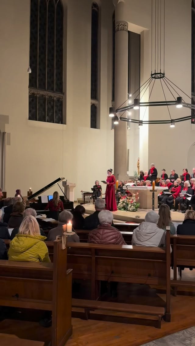 “Maria sitzt am Rosenhag“ ☺️
beim Konzert mit dem @kammerchor_krefeld 🎶 ❤️
.
.
.
.
.
.
#classicalmusic #singersofinstagram #operasingersofinstagram #classicalsinger #annamoog #christmastime #advent #concert #konzert
