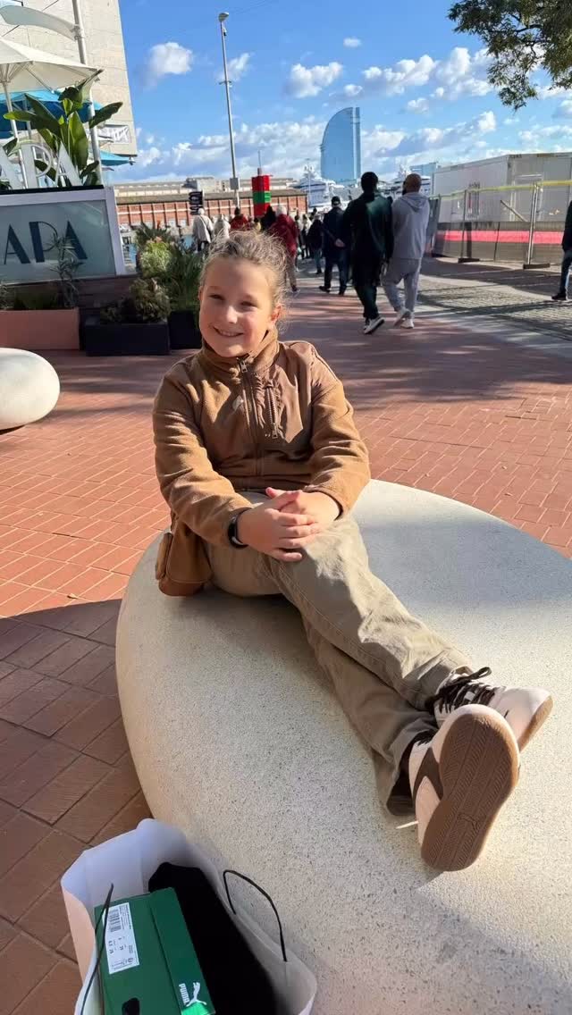 ✨ Echte Visionen beginnen früh.
Und manchmal sitzen sie nicht in Vorstandsetagen –
sondern am Küchentisch, 11 Jahre jung,
mit einem Herz voller Ideen
und einem Blick, der schon weiter reicht als der Horizont.
Noah weiß ganz genau, was er will.
Nicht „irgendwann“ – sondern mit 14 Jahren eine eigene Firma gründen.
Der Name steht.
Die Richtung steht.
Die Motivation brennt.
Die Voraussetzungen hat er bereits gecheckt wie ein kleiner CEO.
Und ich sitz daneben, halb schmunzelnd, halb ehrfürchtig…
weil ich sehe, wie ein junger Mensch seine Zukunft nicht träumt –
sondern baut.
Stein für Stein.
Gedanke für Gedanke.
Vision für Vision.
Wie gesndios ist das bitte?
Eine ganze Generation, die nicht fragt „Darf ich?“,
sondern sagt:
„Ich mach’s.“
🔥 Möge jedes Kind so frei, so mutig und so klar sein.
Und mögen wir Erwachsene den Raum halten,
damit genau solche Visionen wachsen können.
Mitakuye Oyasin ✨