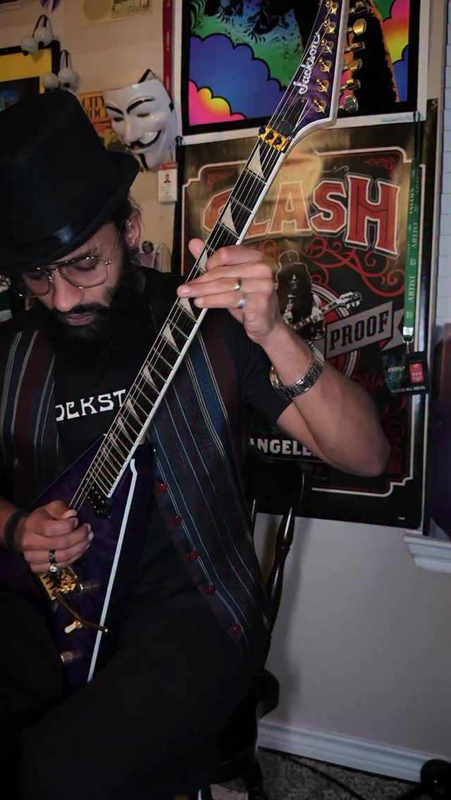 Who can guess this tune?
•
#hyphenthazhath #onemanband #houston #guitarist #fusion