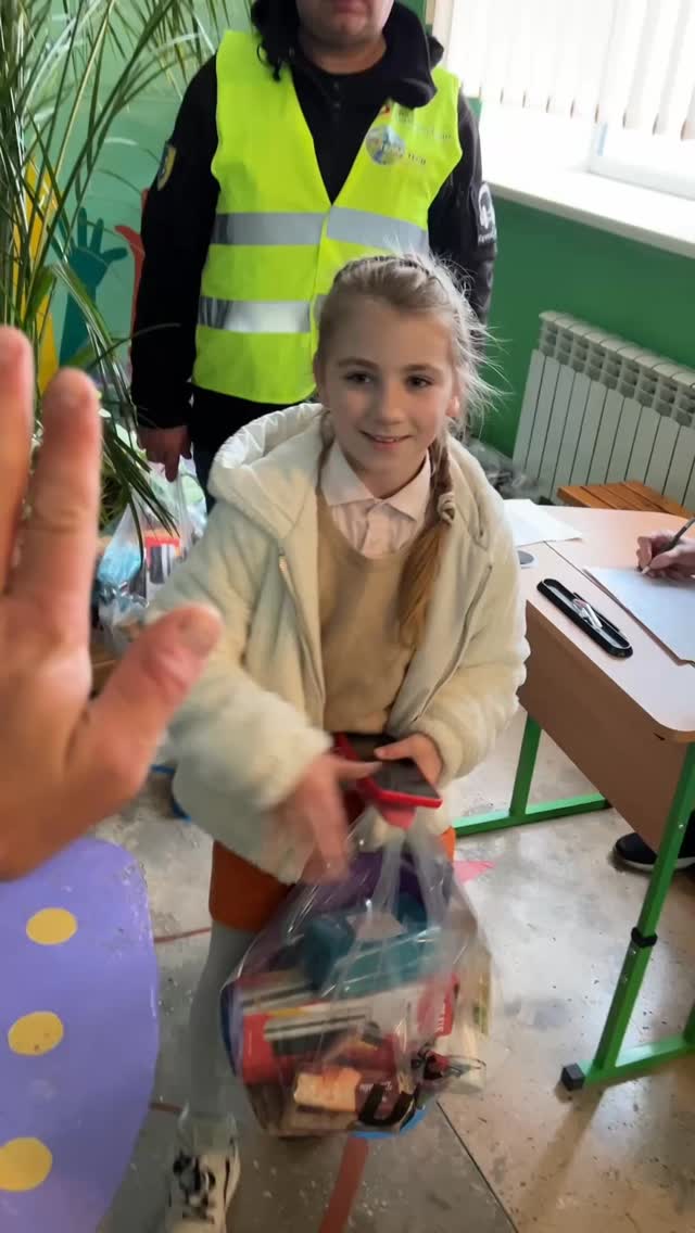В кінці жовтня ми командою ГО «ЮНІТ» поїхали у Конотопський район, щоб підтримати дітей Бочечківської громади 🙌🏻
Там щоденні обстріли, постійні вимкнення світла… а діти постійно спускаються в укриття, а не вчаться в теплих класах☹️
Тому ми привезли 462 набори: дитячу хімію, канцелярію, ланчбокси, термоси й солодощі. А ще виконали запит на 48 пар жіночого взуття.
А знаєте, що дітям сподобалось найбільше?
Геловін-анімація + паперова вечірка 🎃
Такого свята тут не було давно — і це відчувалось у кожній дитячій усмішці🥹
Дарувати радість — це найтепліші місії.
Велика подяка нашим німецьким партнерам @aktion_deutschland_hilft та @terratech_ngo та волонтерам Бочечківської громади за підтримку й допомогу в організації місії🙏🏻