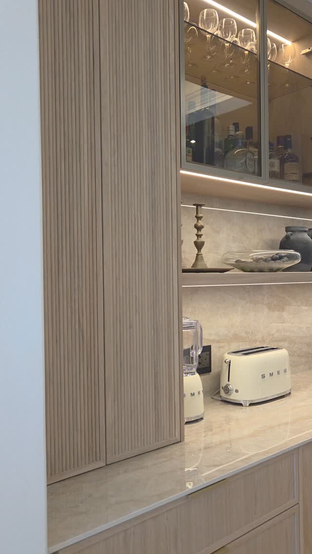 A luxury kitchen where beautiful oak doors with a refined thin-shaker detail pair with elegant glass cabinetry. Taj Mahal porcelain surfaces, soft lighting and curated shelving create a space that feels both elevated and effortlessly inviting.
#LuxuryKitchen #KitchenDesign #TajMahalPorcelain #OakKitchen #ShakerKitchen #ModernInteriors #KitchenInspo #InteriorDetails #GlassCabinetry #DesignerKitchen #HomeInspiration #styledspaces #camiinteriors