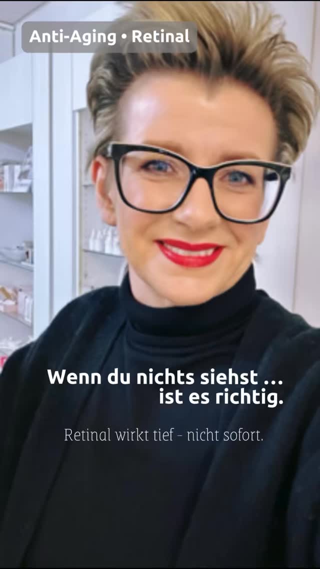 Retinal wirkt nicht oberflächlich, sondern strukturell - und genau deshalb sieht man die schönsten Ergebnisse erst nach einigen Wochen.
Und genau dafür ist es einer der effektivsten Anti-Aging-Wirkstoffe, die wir haben.
Mein Retinal Serum Syn-IQ Complex setzt auf eine hochstabile Form von Retinal, kombiniert mit regenerierenden Wirkstoffen, die deine Hautstruktur nachhaltig stärken.
🤩 Feine Linien, beginnende Straffungsverluste,
👉🏼 Lichtschäden oder müde Haut:
Retinal arbeitet Schritt für Schritt an einer glatteren, strafferen und ebenmäßigeren Haut - wenn man ihm die Zeit gibt, die es braucht.
🎯 Erste Ergebnisse nach 4-8 Wochen, die richtig schönen Veränderungen kommen danach.
Geduld lohnt sich hier wirklich.
Wenn du wissen möchtest, ob Retinal für deine Haut geeignet ist, 💬 schreib mir gern.
___
#retinalserum #retinal #antiaging #hautalterung #hautpflegeberatung #skincarescience #care4you
#hautpflegeexpertin #straffehaut #kollagenboost #skincareeducation #slowaging #skinrenewal