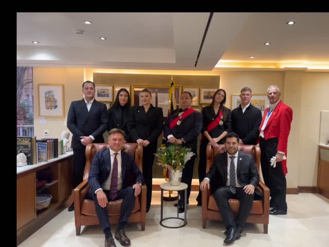 Today's office.
EBA headquarters in Oxford. Just been in a ceremony where there were people from Argentina, Kosovo, Paraguay, Northern Macedonia.
Pretty cool really.
#classinacoat #toastmastergeoff #masterofceremonies #eba