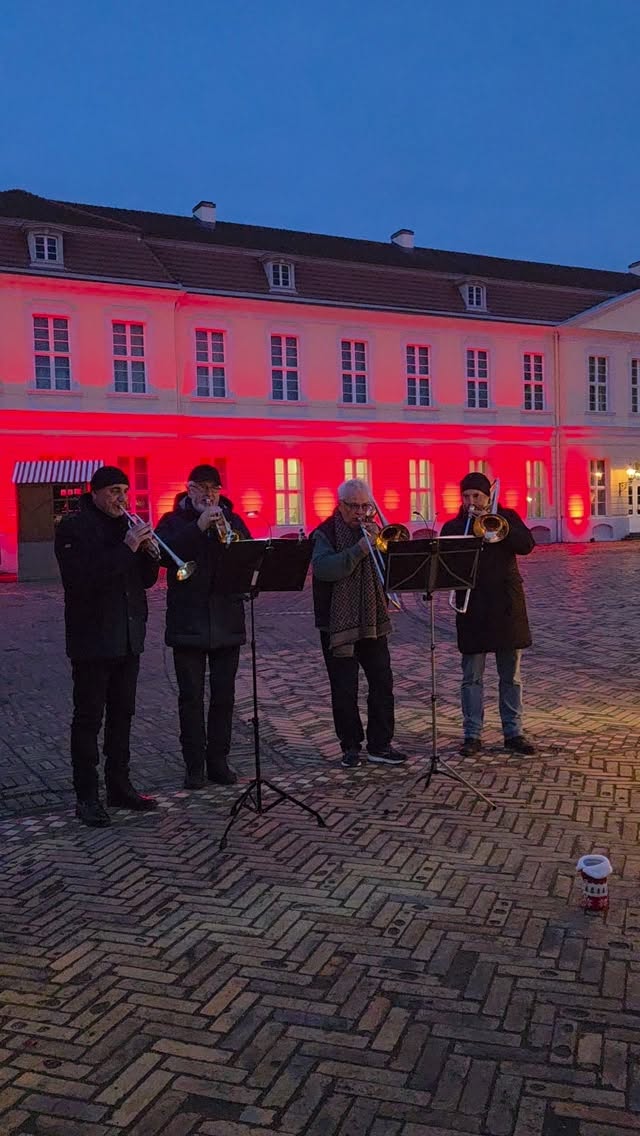 מסורת של קסם: שוק חג המולד בארמון שרלוטנבורג! 🎄👑
זה הרגע הזה בשנה! ✨
אחרי המתנה ארוכה, חזרתי למסורת האהובה עליי ביותר - הביקור הראשון בשווקי חג המולד של ברלין, וכמובן, שוק חג המולד הקסום בארמון שרלוטנבורג!
בשבילי, זהו לא סתם שוק. זהו שילוב מושלם של שתי האהבות הגדולות שלי:
1. האהבה לארמונות ולמשפחות מלוכה: הארמון ההיסטורי של משפחת המלוכה הפרוסית ניצב כרקע מלכותי, עטוף באורות נוצצים, ומשגר אותי אחורה בזמן לאגדות של פעם. 👑
2. האהבה לאווירת חג המולד: הריחות, הצלילים, הטעמים והאורות - הכל כאן נושם קסם, וכל פינה מעוררת התפעלות ושמחה של חג. 🎄
כל שנה אני חוזר לכאן, וכל שנה אני מתרגש מחדש מהיופי המואר, מדוכני האוכל והשתייה החמים, מהמתנות המיוחדות ומהאווירה המיוחדת שרק המקום הזה יודע לייצר. זו חוויה שפותחת את עונת החגים בצורה המושלמת ביותר.
אם אתם בברלין בתקופה הזו, שוק שרלוטנבורג הוא בגדר חובה!
📍היכן למצוא: Weihnachtsmarkt am Schloss Charlottenburg
🕐 מתי: עד ה-26 בדצמבר,שעות פעילות: 12:00-22:00
מהו שוק חג המולד האהוב עליכם? ספרו לי בתגובות! 👇
#שווקיחגמולד #ברלין #כריסמסבברלין #CharlottenburgPalace #Weihnachtsmarkt #BerlinChristmas #חגמולד #ארמונות #מסורת #BerlinByShai #קסם #אווירתחג