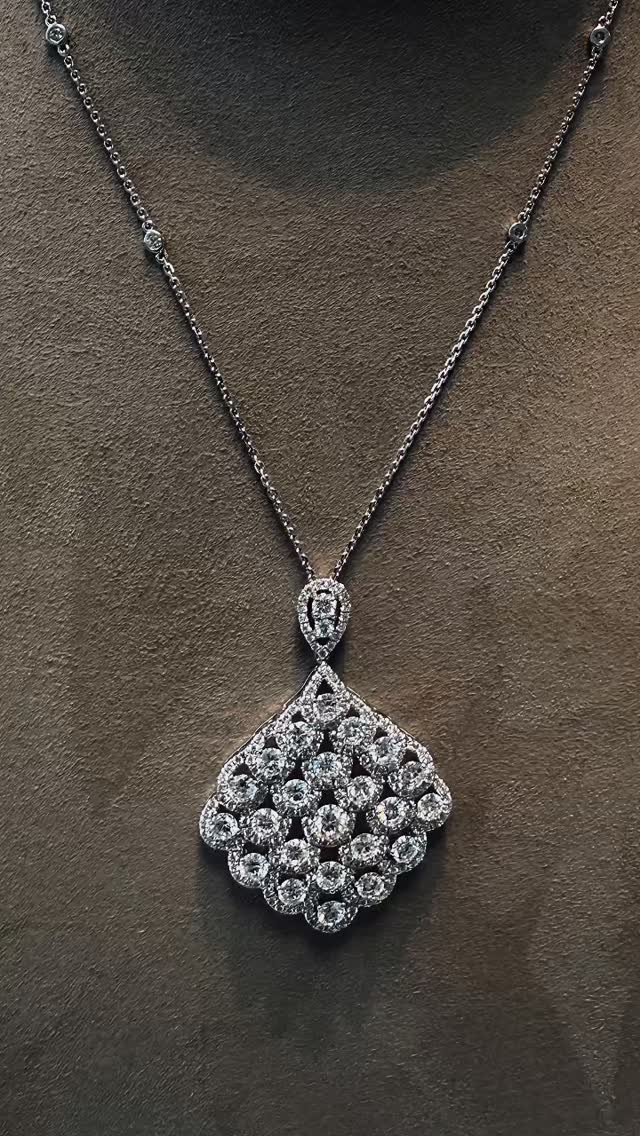 Set in sleek 18K white gold, this natural diamond pendant cascades like a holiday chandelier, equal parts elegant and enchanting. Perfect for winter soirées or cozy celebrations. Tis’ the season to shine a little brighter ✨🎁 #jewelryaddict #alperjewelry #miamibeach #artbaselmiami #instagood #visitmiami #finejewellery #christmas #holidaygifting