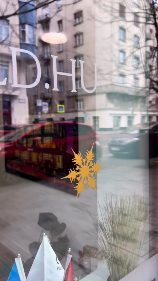 Ünnepi díszbe öltöztettük az irodánk kirakatát, így már teljesen átjár minket a karácsony varázsa.🎄🎅❄️
Köszönjük a csodás munkát a @hfolia.hu - nak! 🙏🏼💫
#ünnep #karácsony #dekor #dekoráció #karácsonyihangulat