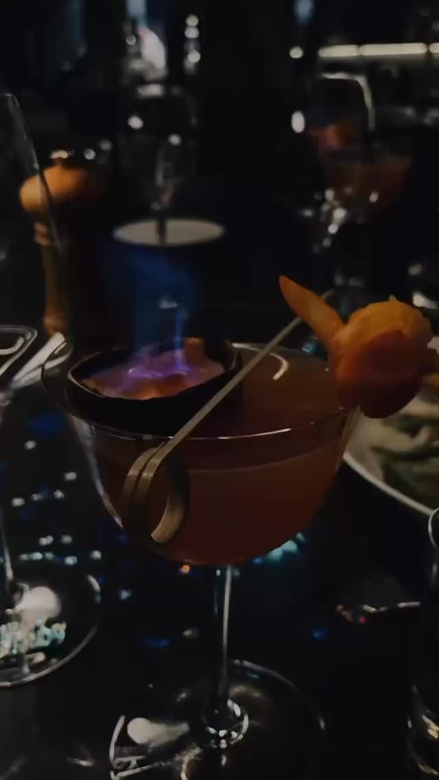 🎸✨ Rockiga kvällar väntar på dig! Kom och låt oss rocka bort natten tillsammans! Rockbaren öppnar klockan 21:00 – häng med oss och upplev oförglömliga stunder!