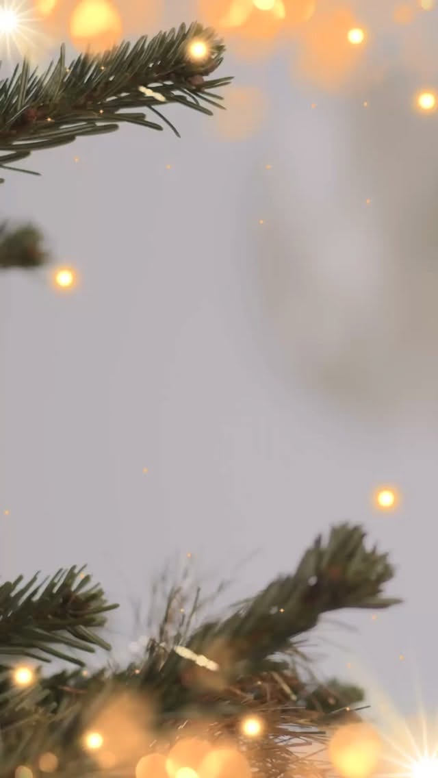 🌟 Luke 16. - Trygghet. 🕊️✨
Mange av oss har lært å være på vakt.
Å scanne rommet, stemninger, mennesker.
Men kroppen trenger ikke mer forklaring –
den trenger trygghet.
💛
Trygghet er å vite at du kan lande i deg selv.
At pusten din er der.
At kroppen din prøver å beskytte deg – ikke sabotere deg.
Når du gir deg selv små øyeblikk av trygghet hver dag,
begynner nervesystemet å roe seg.
Du får mer plass til glede, kontakt og klarhet.
✨ I dag:
Legg hånden på hjertet eller magen.
Pust rolig inn gjennom nesen – og sakte ut.
Si stille til deg selv:
Jeg er trygg akkurat nå.
La kroppen få høre det flere ganger 💫🌿
💭 Refleksjonsspørsmål:
Hva gir deg en følelse av trygghet i hverdagen –
og hvordan kan du gi deg selv litt mer av det? 🌙
📚 Fra traumer til drømmer – om å bygge indre trygghet, steg for steg.
🌟🕊️ Les mer om mine tjenester på hedvigsveum.no
#fratraumertildrømmer #hedvigsveum #trygghet #indretrygghet #nervesystemet #heling #mindfulness #selvomsorg #selvkjærlighet #roihjertet #nærvær #autentiskliv #livsreise #mot #desemberro #julekalender #balanse #frahjertet #mentalhelse #pust #norlibokhandel #arkbokhandel #norcommunity #forfatterprogrammet #tinaholt