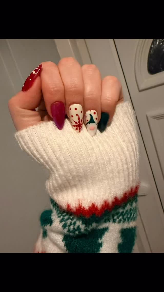 I’ve painted myself a full set of gel x Christmas nails and the best bit is they match my Christmas jumper! 😍🎄😝 how cute #nailart #handpaintednails #gelx #christmasnailart #christmasnails #nails #pressonnails #naildesign #nailartist