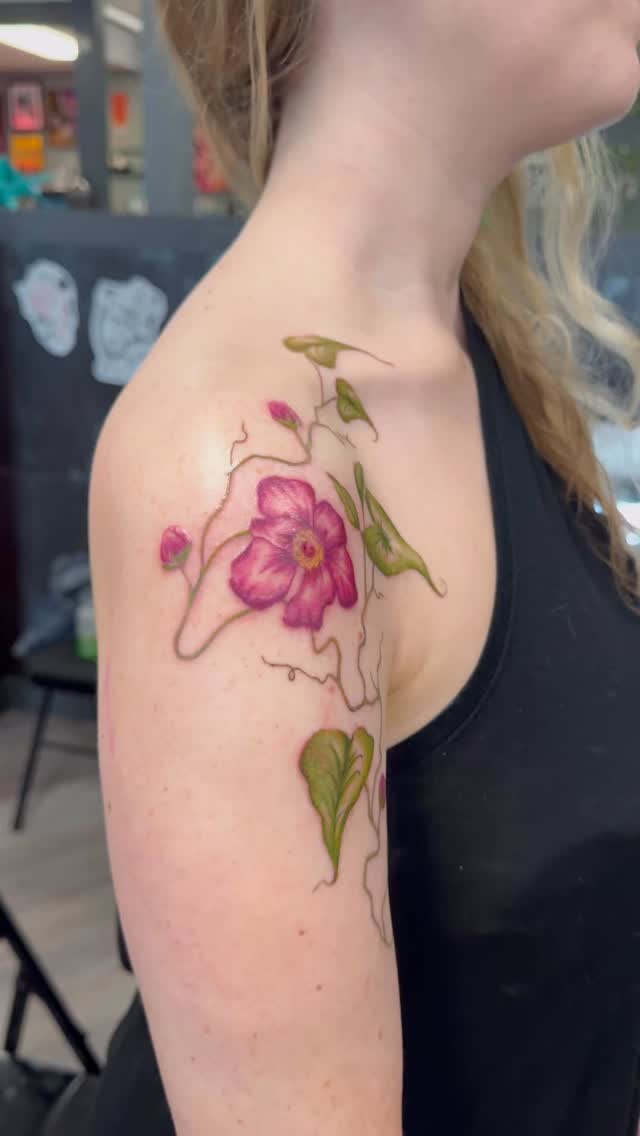 Delicate color work done by @kelserintattoos DM her directly or click the link in our bio to BOOK TODAY! She still has a few weekend appointments available before Christmas. #nashvilletattooshop #nashvilletattoo #newtattoo #tennessee #colortattoo #ladiesfloraltattoo #forwomen