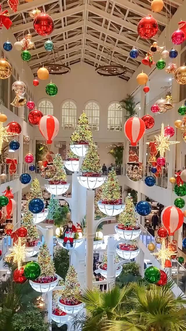 🎄✨ Navidad mágica en un café gigante cerca de Seúl ✨🎄
Si estás buscando un lugar impresionante para grabar fotos y videos esta Navidad, tienes que conocer Forest Outings (포레스트 아웃팅스), una de las panaderías–cafeterías más grandes y populares del área metropolitana de Seúl, ubicada en Yongin.
Este invierno, el café se ha transformado en un verdadero escenario navideño:
🎄 enormes árboles de Navidad
🎈 decoraciones colgantes de colores
✨ luces por todos lados
🎅 un ambiente que parece sacado de un cuento
Es el tipo de lugar donde mires donde mires, todo es instagrameable, ideal para Reels y videos cortos 📹💫.
📍 Forest Outings – Yongin
@forestoutings_yongin
📸 Recomendado para: fotos, videos, Navidad, cafés grandes
🚗 Ideal para visitar en coche desde Seúl
🎥 En el video pueden ver un poco del ambiente real del lugar — imposible no enamorarse.
¿Te gustan este tipo de cafés gigantes o prefieres los cafés pequeños y acogedores?
#corea #coreadelsur #coreacontigo #coreacontigotour #viajeacorea #turismocoreano #toursenespañol #toursencorea #guíaenespañol #navidadencorea #coreaeninvierno #iluminaciónnavideña #lugaresdecorea #yongin #포레스트아웃팅스용인