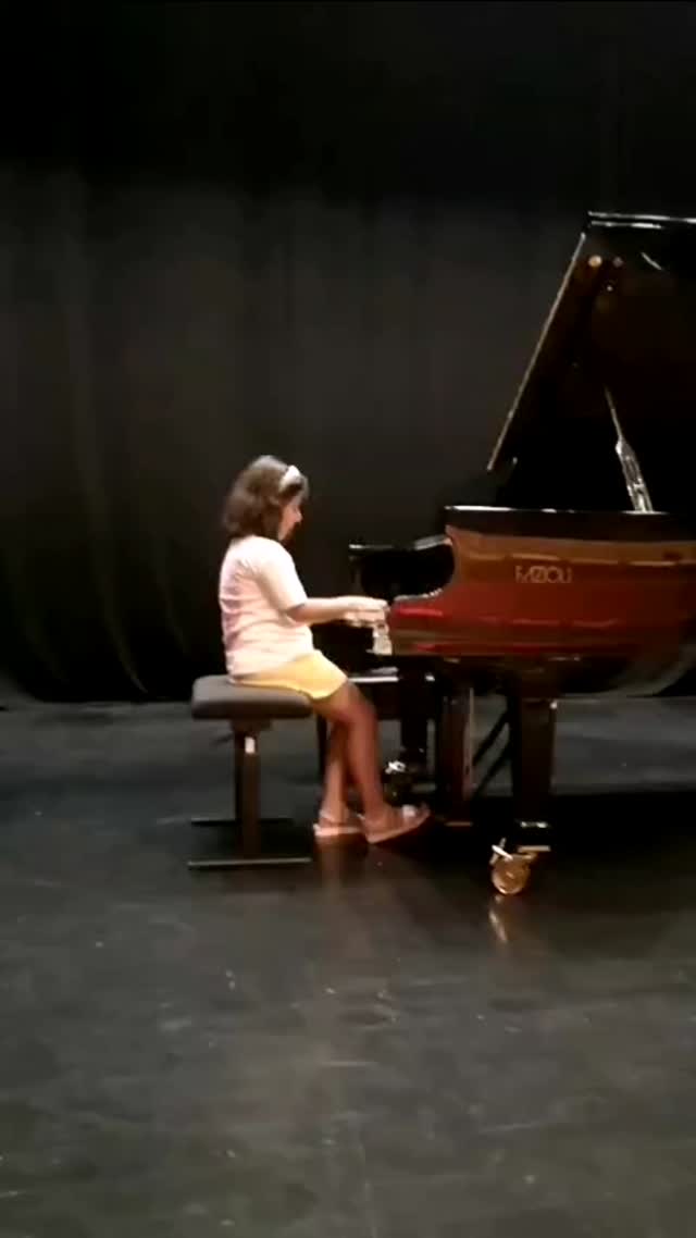 Nil Alisa Dilek grade 6 performansı. 2024 Temmuz Bosphorus Akademi Işık Üniversitesi.