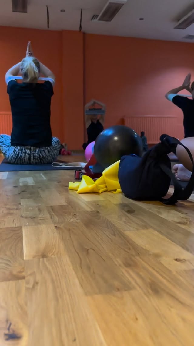 Y o g a l a t e s. With @paulajahlberg
A well-conditioned upper body is not just about aesthetics. It is essential for overall physical health and long-term wellbeing.
It supports Daily Function & Independence
• Lifting, carrying, pushing, pulling—these all rely on upper-body strength.
• A strong upper body reduces fatigue and strain during everyday activities and protects against injury.
If you would like more information on this fusion of Yoga and Mat based Pilates, pop us a comment or message us direct. Hopefully we will see some of you on the mat very soon 🙏🏽
#yogalates#yogalove#pilates#yogalover#yogamovement#pilatessuffolk#suffolkyoga#suffolkfitness#suffolklife#newmarketyoga#newmarketpilates#newmarketsuffolk#wellbeeing#wellnessjourney#fitnesamotivation#wellbeingtools