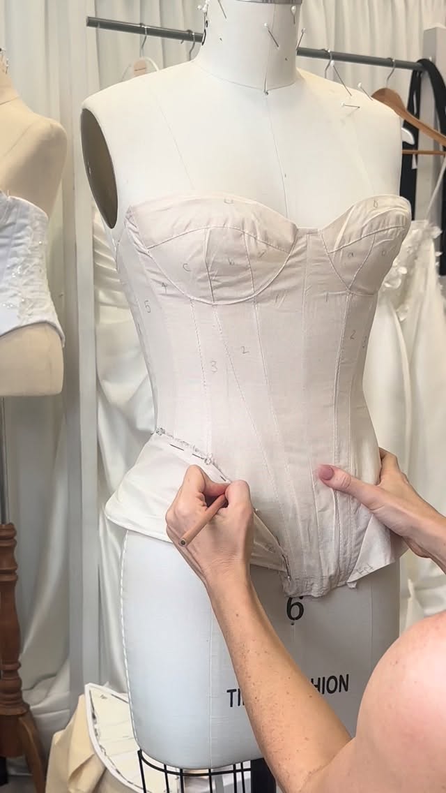 Corset loading…
#sallyvictoriacouture #bridalcorset #bridalcouture #corsetsewing #corsetsample