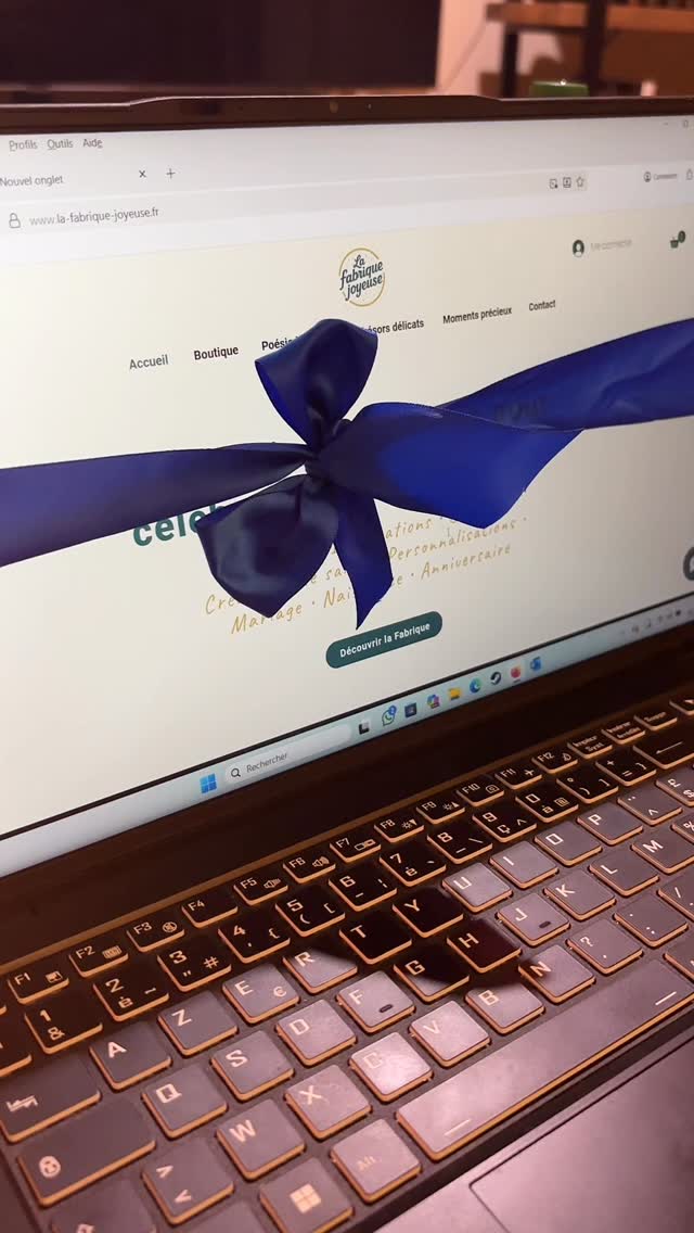 Le plus beau des cadeaux sous mon sapin : ma propre boutique en ligne est ouverte ! 🥳
Retrouve le lien dans ma bio et viens découvrir mes trois univers créatifs : poésie imprimée, trésors délicats et moments précieux ! 🫶🏻
En tout, plus d’une cinquantaine de créations à petits prix, alors choisis la Fabrique Joyeuse pour tes derniers 🎁 !
#boutiqueenligne #siteweb #ecommerce #petitcreatrice #petiteentreprise #faitmain #handmade #noël #cadeaux #souslesapin #cadeaudenoel #idéecadeau #artisanat #linogravure #illustration #bijoux #bouclesdoreille #creatricedebijoux #personnalisation