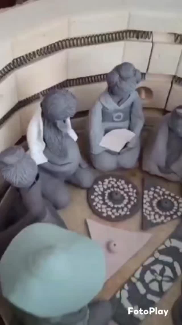 ✨️ Joyeuses Fêtes et mille mercis ✨️
Retrouvez quelques moments forts de mon année : Les pièces qui prennent vie, les marchés, les sourires, les échanges…
Merci du fond du cœur à toutes les personnes qui ont acheté mes créations, qui ont soutenu mon travail, encouragé l’artisanat et cru en ce que je fais 🤍
Merci aussi à mes proches, présents dans l’ombre comme dans la lumière, pour leur patience, leur aide, leur soutien et leur confiance. Rien de tout cela ne serait possible sans vous.
Cette année m’a rappelé pourquoi j’aime tant travailler la terre… et j’ai hâte de voir ce que 2026 me réserve ✨