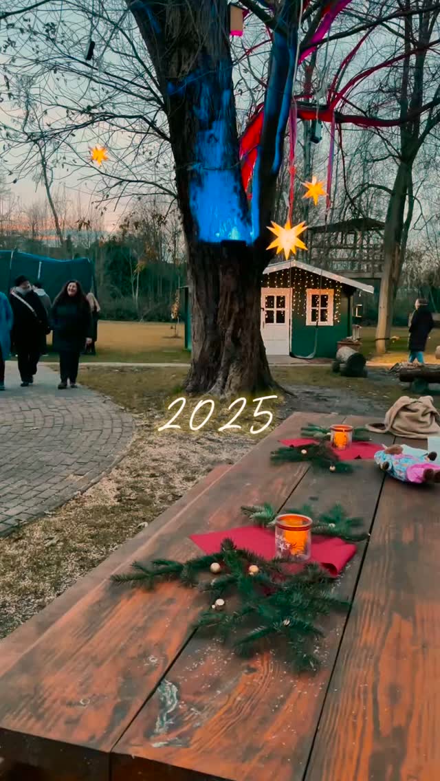 Wie schön war das denn bitte? 🥹✨
Gestern wurde unser Außengelände für ein paar Stunden in einen super süßen, gemütlichen Weihnachtsmarkt verwandelt 🎄💫
Wir haben uns sehr gefreut, dass so viele Menschen aus dem Umfeld der Kinder unserer Einladung gefolgt sind und ein paar gemütliche Stunden mit uns verbracht haben 😍
Für die Kinder war es richtig toll, dass so viele Leute aus ihren Schulen, Vereinen, der Nachbarschaft und dem Freundeskreis da waren 🥰
Die Kids und unser Team haben eigene Stände aufgebaut, an denen jede Menge selbstgemachte Leckerein verteilt wurden 🧇🍪🌭
Ein dickes DANKE an:
✨ unser ganzes Team, für die liebevolle Umsetzung
✨ alle Gäste, die uns gestern besucht haben
✨ @unicorn.event.papenburg für die Stand-Zelte 🫶🏼
✨ den Nikolaus, der den Kids ein Leuchten in die Augen gezaubert hat 💛
Wir freuen uns jetzt schon auf den nächsten Weihnachtsmarkt mit euch ❤️
#sichererort #kinderundjugendhilfe #traumapädagogik #rueckenwindburlage #pädagogik #burlage #jugendhilfe #team #Weihnachtsmarkt #weihnachtszauber #teamwork