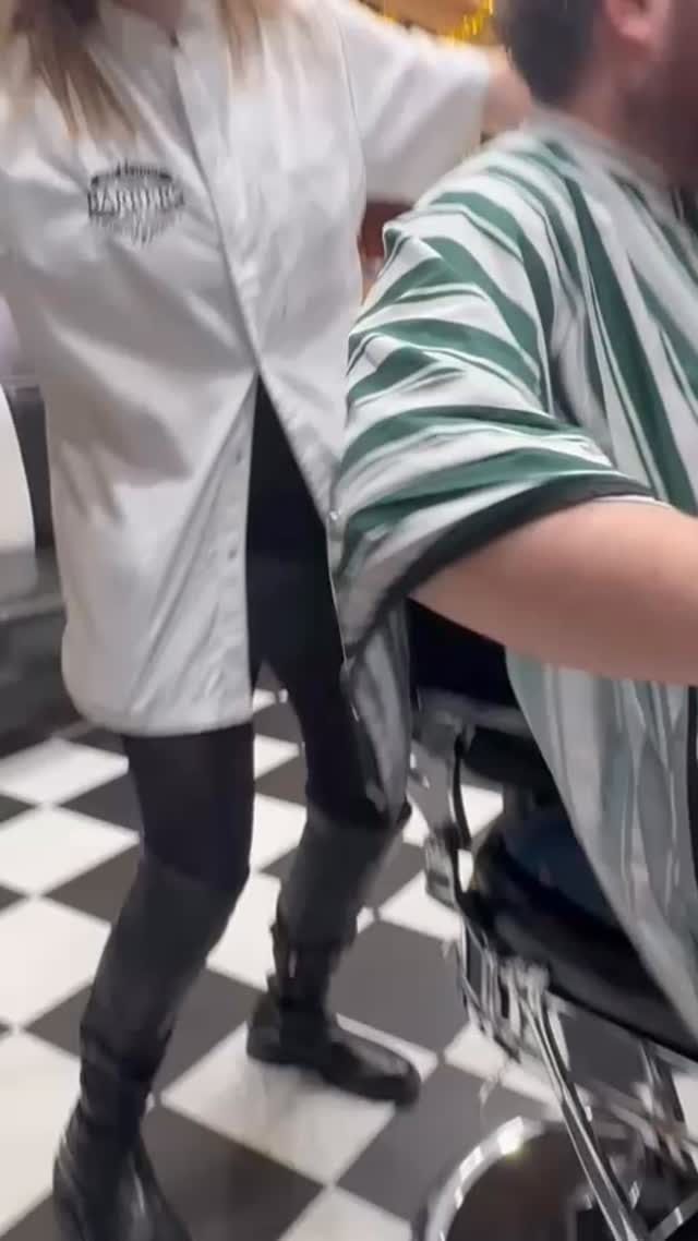 Notre client a une voie énorme , Casandra devra encore prendre quelques cours 😂🥳
#barber #gentleman #atmosphere #lifestyle #fun