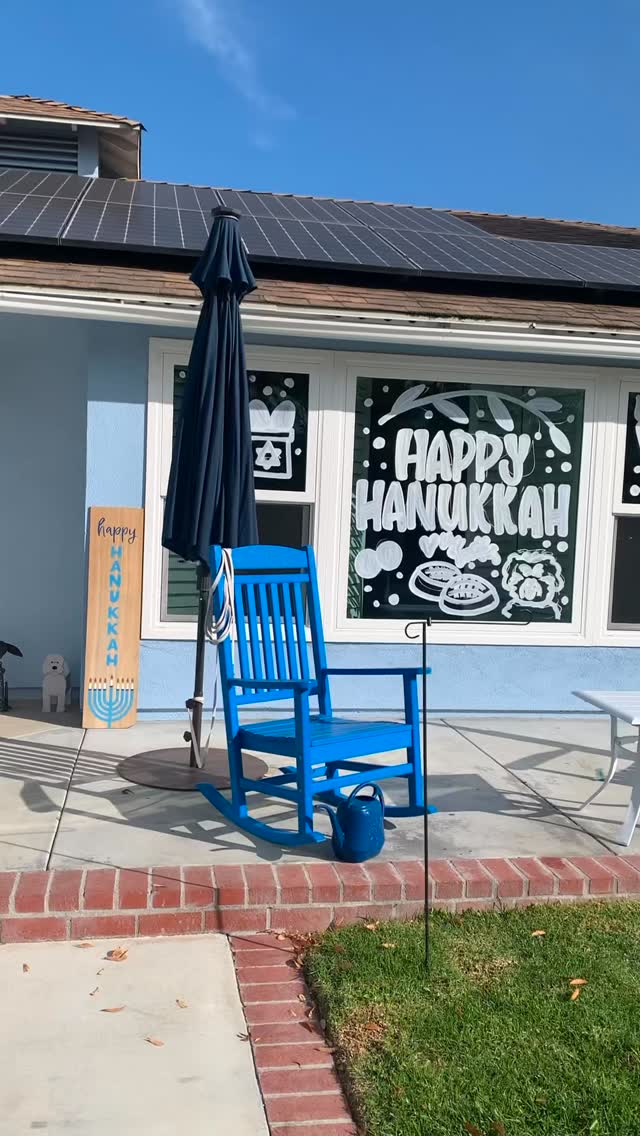 Such joyful Hanukkah windows!!
#losalamitosmuralartist #orangecountywindowartist #windowpainting #christmaswindows #togodbetheglory