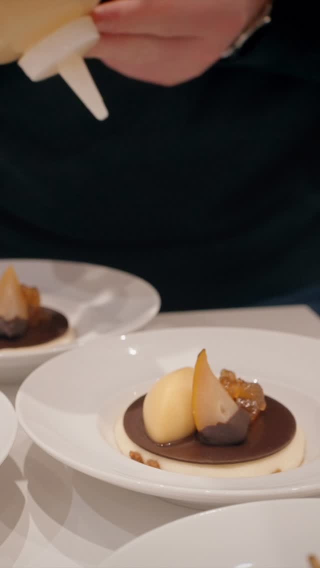 Het finale deel 6 van onze thuisgerechten serie: het dessertmoment.
Alles lijkt perfect… tot Mathieu plots beseft dat hij iets héél belangrijks vergeten is. 🙈
Gelukkig was het dessert zó goed, dat we het hem snel hebben vergeven.
Een zoete afsluiter, recht uit onze keuken, met liefde geproefd en goedgekeurd door het team.
👉 Bestel jouw Park Ven Thuisgerechten nog tot 18 december via onze website en verras je tafelgasten met klassiekers vol smaak en finesse.