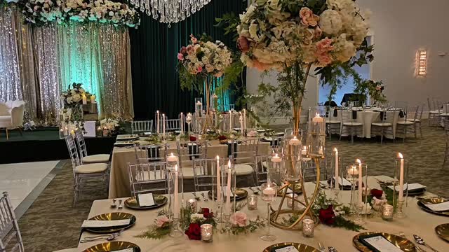 When snow falls outside, let’s bring the forest’s green inside.
#weddingdecor #weddinginspiration #chicagoweddingdecor #southasianweddings #weddiflowers #stagedecor #chicahoindianwedding #pakistaniwedding #stagedecoration