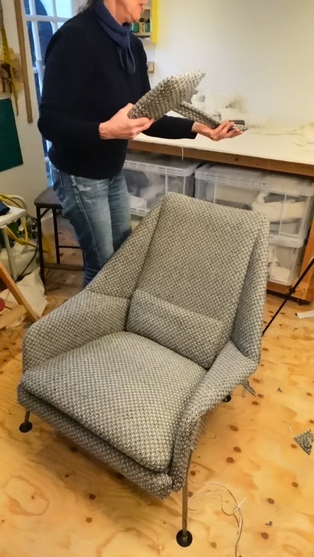 An Ernest Race Heron Chair rebuilt from scratch with wool and hair and springs and wool and more wool and covered in the most beautiful @mournetextiles fabric. It’s such a cool story the fabric has been woven in Ireland and just launched based on a tiny sample found in the records that had been designed for Hille back in the day. Apparently in the 70s launch of the fabric design got stuck because the price of wool had gone up-up-up. Theres a wonderful photo of Lucienne Day sitting near a very similar chair that I’ll put on my stories #wool #yummyfabrics #upholstery #naturalfibres