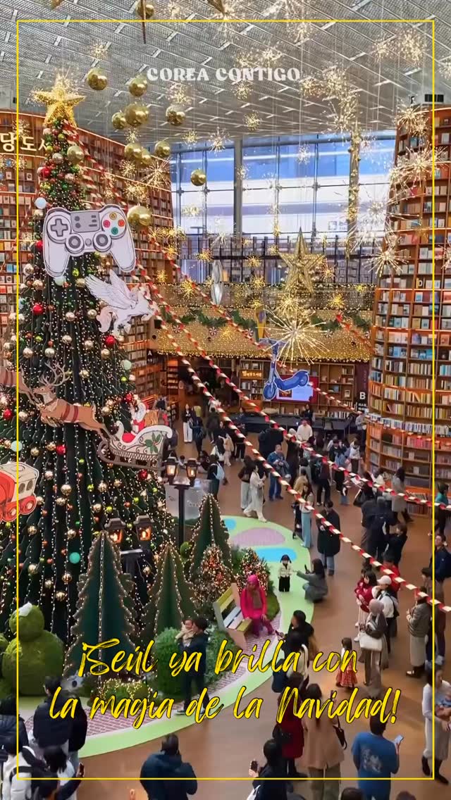 🎄✨ ¡Seúl ya brilla con la magia de la Navidad!
En Corea, la Navidad no es solo una fecha especial, sino una temporada llena de luces, música y rincones mágicos. Y uno de los lugares más impresionantes para vivir ese ambiente es la Biblioteca Starfield (별마당도서관) en COEX Mall.
🌟 Su enorme árbol navideño rodeado de estanterías infinitas crea un escenario perfecto para disfrutar, relajarse y tomar fotos increíbles.
Además, la Navidad en Corea tiene un significado un poco distinto al de muchos países hispanohablantes:
🎁 no es una fiesta familiar, sino más bien un día festivo para parejas y amigos, una ocasión para salir, disfrutar de eventos, ver iluminaciones y celebrar el final del año juntos.
Por eso, durante diciembre, Seúl se llena de citas románticas, cafés temáticos, mercados navideños y decoraciones que hacen brillar cada esquina.
📍 Si visitas Corea en esta época, no te pierdas este lugar tan fotogénico. ¡La Navidad coreana tiene un encanto único!
#corea #coreadelsur #coreacontigo #coreacontigotour #viajeacorea #turismoencorea #tuguíaencorea #toursencorea #tourenespañol #viajaracorea #viajeacorea #navidadencorea #ambientenavideño #seúl #starfieldlibrary #coexmall #adornonavideño #bibliotecastarfield #별마당도서관