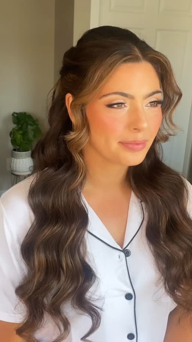 Glam waves & Glam thatâs sure to turn headsđ
Our bride Aly wanted to go all out for her bridal look! This bridal full glam included winged liner, dramatic lashes, and is of course a blush lovers dream.
Aly had some PTSD from a previous updo she had in the past so she had her heart set on a half up with glam waves which truly completed the look.
Hair extensions were a must for fullness and longevity in this bridal hairstyle. Also can we take a minute for those face framing pieces đ
If youâre a 2026/ 2027 bride and this is your vibe SAVE for your bridal hair and makeup inspo for your bridal trial and letâs chat more!
Congrats again @alypettapiece you are one stunning Bride!
#yegbride #yegbridalhair #yegmakeupartist #edmontonmakeupartist #edmontonhairstylist
