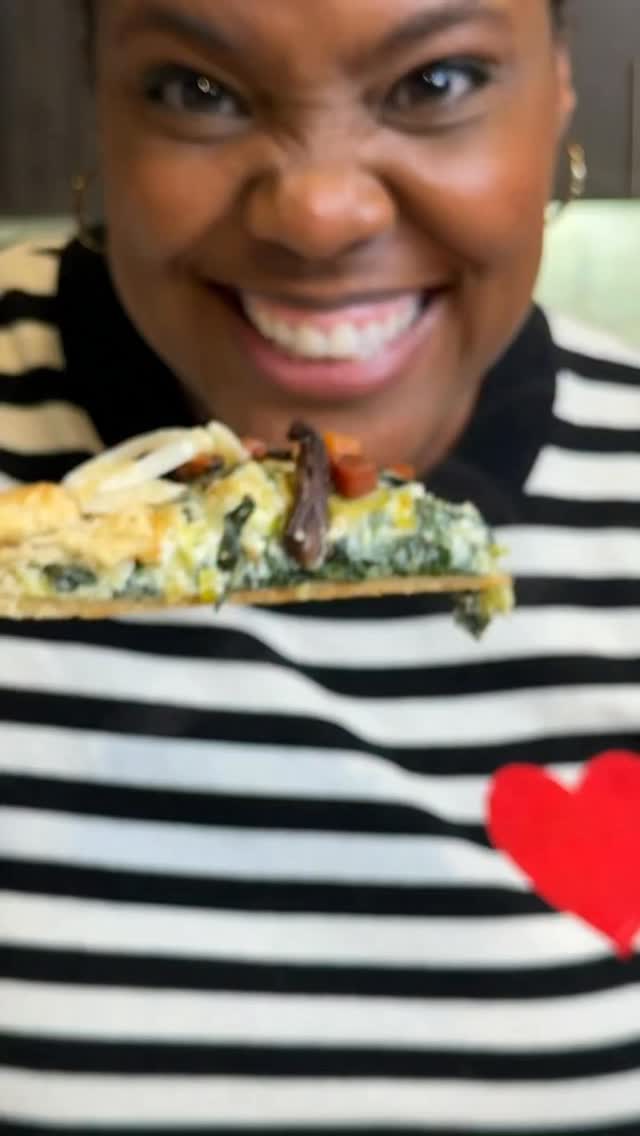 Y’all, it’s 100% savory galette season! I used @southchicagopacking lard for the dough, and the flakiness speaks for itself. Leeks, kale, garlic, ricotta, parmesan, and crispy guanciale on top. This lard outperforms veggie shortening in tortillas, pie crusts, biscuits, pretty much everything. Comfort food, but all grown-up.
#ad #southchicagopackingpartner #galetteseason #paidpartnership