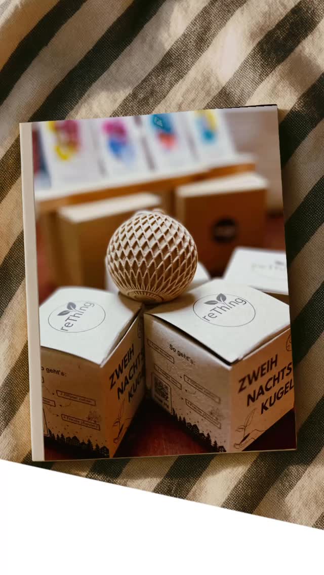 🏰🎄💚
Vor genau zwei Wochen sind wir im @pop.up.rothenburg in #rothenburg eingezogen👋 Für uns ist es die erste eigene, stationäre Verkaufsstelle, die wir uns zusammen mit anderen tollen Unternehmen teilen dürfen🫶
Noch bis Jahresende könnt ihr dort unsere #zweihnachtskugel finden und das Ganze mit einem Ausflug in die Weihnachtshauptstadt Rothenburg verbinden🎅🏻 Klingt gut? Wir freuen uns auf Euch!🤩
#rothenburgodtauber #weihnachtsmärkte #popupstore #weihnachtswelt #localbusiness #geschenkidee #weihnachtsgeschenk #regional #rething