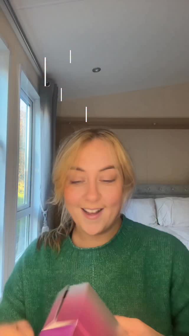 Day 2 of unboxing my Brown Thomas Advent Calendar 🤎
There’s something so nostalgic about the daily reveal… like being a child again but with better skincare 😂
Loving this little daily ritual — here’s what I got today ✨🎁
@officialbrownthomas @thebellebrush