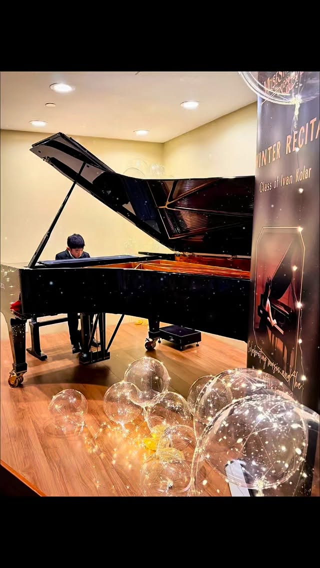 ❄️🎄Winter Recital 2025 wrapped and my heart is full watching every student shine after months of hard work. Deep gratitude to all the parents for being the support system that keeps all of this running! 🎶🎹
And a special thank you to @showcasepianos for the beautiful space and to @martinwupiano for making this possible.