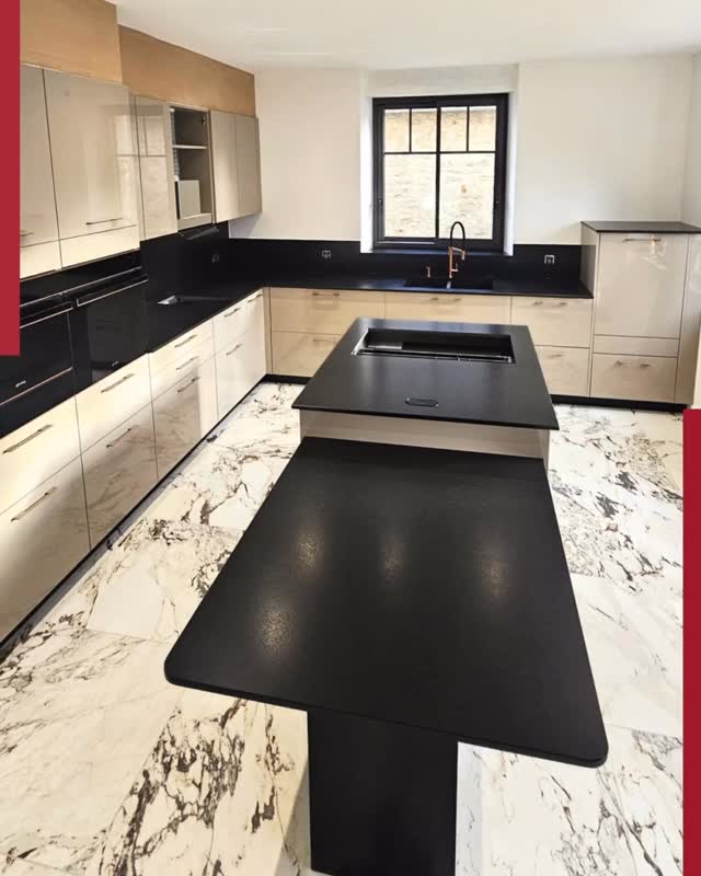 🖤 Granit Noir Zimbabwe, aspect cuir 🖤
La finition cuir révèle un effet mat et légèrement texturé, obtenu par un brossage délicat de la surface. Elle conserve le relief naturel de la pierre tout en offrant un toucher doux très légèrement granuleux.
Ses avantages :
▪️ Excellente résistance aux traces et aux micro-rayures
▪️ Un rendu profond et naturel
▪️ Une surface agréable au toucher, idéale en cuisine
Côté entretien, le granit est un matériau robuste et durable : un nettoyage quotidien à l’eau tiède et au savon doux suffit pour préserver sa beauté dans le temps.
Nous recommandons d’appliquer un produit hydrofuge une fois par an pour maintenir sa beauté.
#granitnoirzimbabwe #finitioncuir #pierrenaturelle #plandetravail