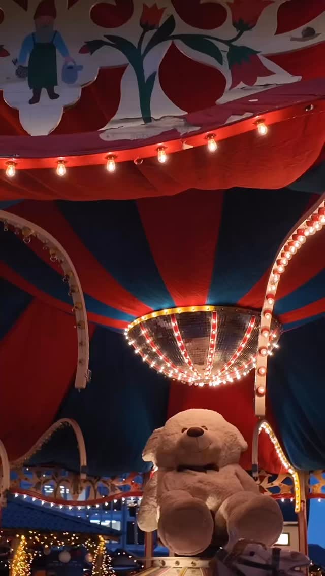 Gschänkli poschte 🎁
Heute ist unser letzter Mini-Markt-Tag, an dem es zusätzlich zum regulären Marktangebot tolle Accessoires und stilvolle Schmuckstücke z‘pöschtele gibt! 🛍️
Wer es heute nicht mehr zum Winterthurer Wintermarkt schafft, hat aber bis und mit dem 23.12. noch Zeit, vorbeizuschauen, denn auch unabhängig vom Mini-Markt haben wir tolle Produktstände mit Schmuck, Accessoires, Kerzen, Guetzli und weiteren Leckereien vor Ort. 🥰
#winterthurerwintermarkt #weihnachtsmarkt #chistmasmarket #christmasgifts