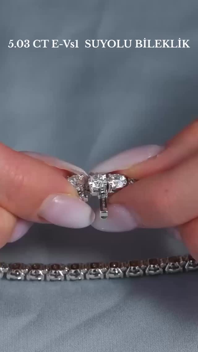 💎 5.03 Karat SU YOLU BİLEKLİK: Bileğinizdeki İhtişam! 💎
E-VS1 Lab Grown Pırlanta taşlarımızla bezeli, uluslararası sertifikalı bu Su Yolu Bileklik, 14 Ayar Altın üzerine titizlikle işlenmiştir. Saf beyaz E rengi ve gözle kusursuz VS1 berraklığı ile her anınızda göz kamaştırın.
✨ **Ürün Özellikleri:**
* **Karat:** 5.03 CT Toplam (5 Karatın Üzerinde!)
* **Kalite:** E-VS1 (En Yüksek Renk ve Berraklık)
* **Malzeme:** 14 Ayar Altın
* **Sertifika:** Uluslararası akredite laboratuvar sertifikalı.
Sürdürülebilir lüksün en zarif ve iddialı hali...
💸 **Fiyat:** 128.900₺
#yüzük #kupe #kolye #bileklik #diamond #suyolu #tektas #tektaşyüzük #beştaş #bagetpirlanta #rings #necklake #nisanyüzğü💍 #pırlanta #labaratuvar #labaratuvarpırlanta #cvd #gift #hallowen #istanbullabdimaond #diamondlabistanbul
Bu eşsiz parçaya sahip olmak için hemen DM gönderin!