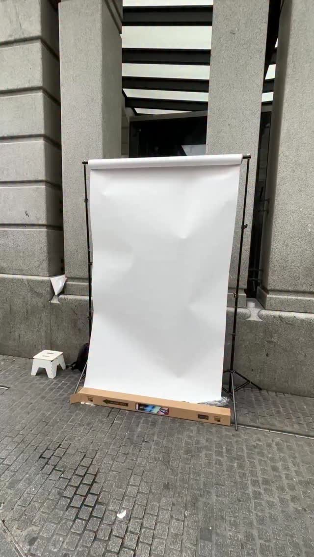 Esta mañana estuvimos en la calle Montera, en pleno corazón de Madrid, a dos pasos de Gran Vía, con un fondo blanco y cámaras en mano. La misión: reinterpretar el proyecto “In the American West” de Richard Avedon.
Avedon utilizaba siempre el mismo fondo blanco, ese que había servido para retratar a grandes personalidades —actores, músicos, figuras públicas—, pero decidió girar el foco y colocarlo detrás de gente de a pie: trabajadores, ciudadanos anónimos, personas reales. Un gesto que dignificaba cada rostro, cada historia, cada presencia.
Y eso mismo hemos hecho hoy en clase. Salir a la calle, abrir un pequeño estudio improvisado en medio del ruido del centro, y retratar a las personas tal y como son, con la luz justa, la mirada directa y la magia de lo cotidiano.
Ha sido divertidísimo y profundamente inspirador.
Una pequeña celebración de la fotografía y de la gente que nos rodea cada día.
¡Nos encontramos y le hicimos fotos a leo.parlay que interpreta a Mufasa en el musical del Rey León!
#tipsdefotografia #clasesdefotografia #fotografia #tutorialfotografia #madrid