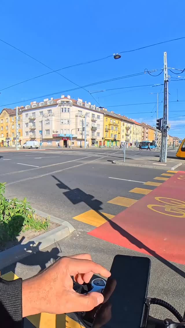 Szerinted hogy lehetne megelőzni ezeket a baleseteket?
#wantopfutár #wtf #futár #futárszolgálat #munka #kiszállítás #munkalehetőség #gyorsfutár #szállítás #bicikli #delivery #biciklisfutár #deliveryguy #cyclinglife #deliveryheroes