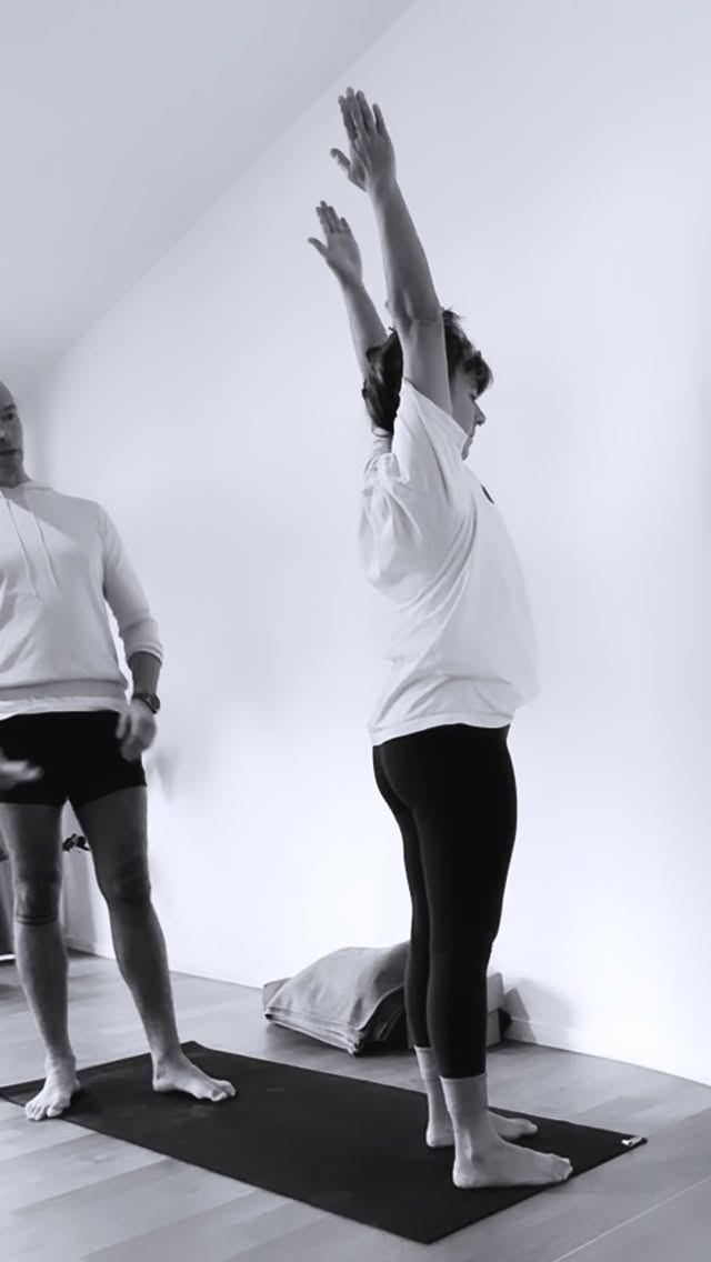 A simple example from the past weekend’s workshop at @thelookingglassbase, illustrating some of the mechanical compensations when lifting the arms (shoulder flexion) in Urdhva Hastasana.
There are four main compensations when flexing the arms/shoulders for this pose:
. The pelvis shifts forward.
. The pelvis tilts forward and the ribcage tilts back moving the lombar into hiper lordosis (the example we see here).
. The head shifts forward.
. The elbows bend in an attempt to move the hands up and back.
These compensations will also appear in other poses with shoulder flexion.
Thank you @melanie.stegmueller for being a model for this explanation.
Coming soon in the end of January starts the Yoga Functional Anatomy specialized Course at the @thelookingglassbasel.
More info at www.thelookingglassbasel.com
.
.
.
.
.
#Yoga #asana #yogaanatomy #yogafascia #yogafunctionalanatomy