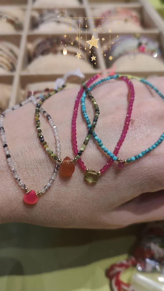 By Delhilou ~ Quand la pierre raconte une histoire ✨
✓
• Les bracelets en gouttes semi précieuses By Delhilou sont encore disponibles🤗.
• Des bijoux intemporels, délicats, pensés pour être offerts ou pour se faire plaisir ❤️🥰.
• Quantités limitées 🎄🎅🏻🎁
#ByDelhilou #IdeeCadeauDeNoel #DerniereLigneDroite #BijouxArtisanaux #BijouxPrecieux #CadeauPleinDeSens #