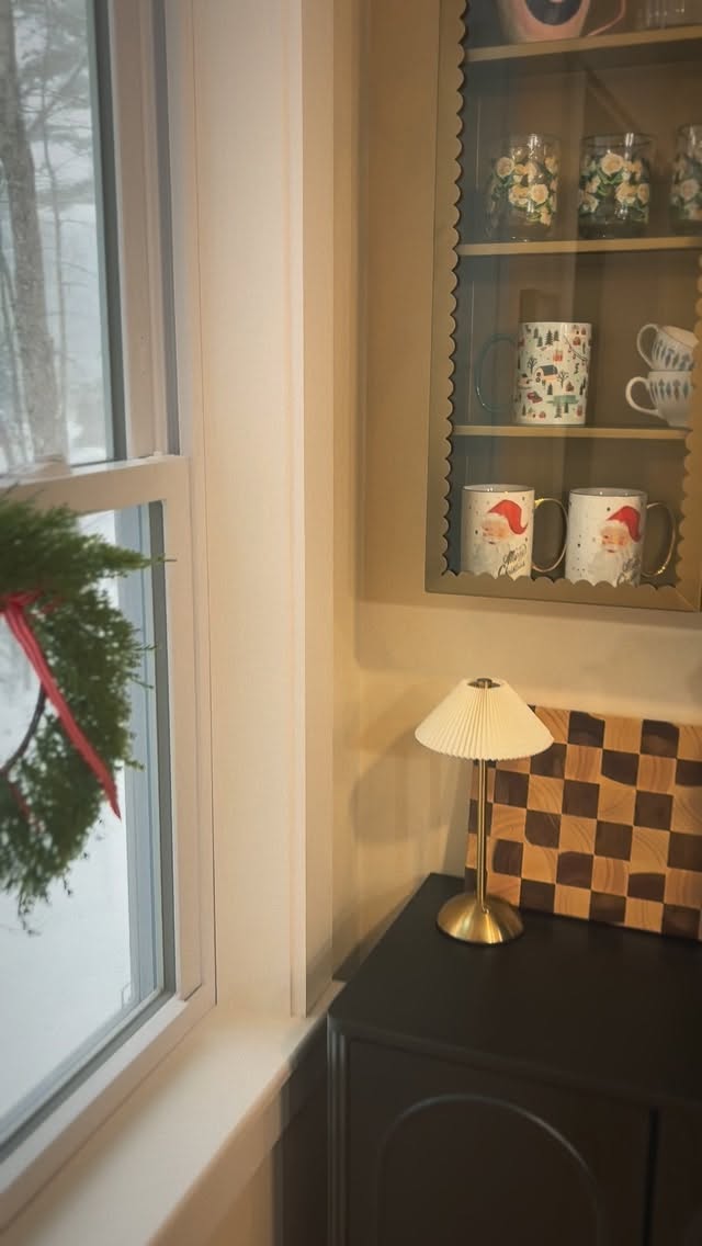 Making the afternoon slump festive! 🎅🏾
Where are you in the Christmas decorating progress? Just starting, long done? I think I’m just about finished!
#coffeeandseasons #coffeeathome #nespressomoments #festivedecor #magnoliahome #riflepaperco #interiordecorators #interiorhome