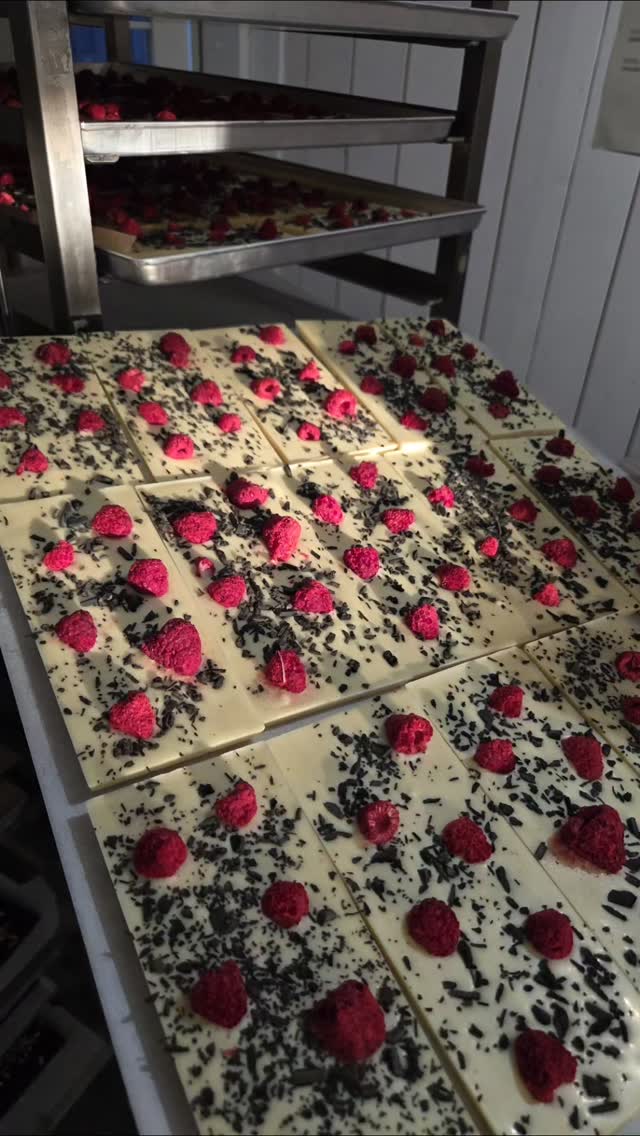 A glimpse at what's busy coming out of today's production line. These white chocolate slabs with raspberries and Apteekin Salmiakki are insanely good. Our award winner dark chocolate and roasted almonds was also on the work sheet as well as our top sellling chocolate legos. Busy days at Billnäs Chocolate Factory! #billnäschocolate #billnassuklaa #billnäsinruukki #visitraasepori #visitfiskars #tuomaanmarkkinat #ainoatapiola #isoomena #suklaa