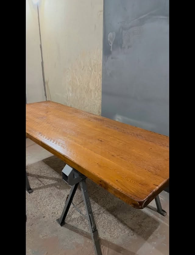 ✨ TRANSFORMATION CHOC !
Ce plateau en chêne massif semblait usé et trop foncé… jusqu’à ce qu’on le passe à l’aérogommage 😳🪵💨
En quelques minutes : la vieille finition disparaît, le bois respire à nouveau et révèle une couleur claire, naturelle et ultra-moderne.
On croirait presque un nouveau plateau !
🔥 Aérogommage = la magie pour redonner vie au bois
Alors… Team AVANT ou Team APRÈS ? 😍#aerogommage #renovation #bois