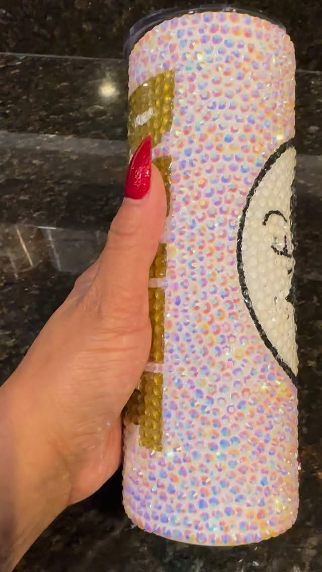 Day 2 of 12 🎄
Hydration, but make it glam 💎
Free shipping on blinged tumblers.
TODAY ONLY!
Gift a blinged tumbler for Christmas!
.
.
.
#blingedtumblers #sipinstyle #holidaysparkle #emilexblingparties