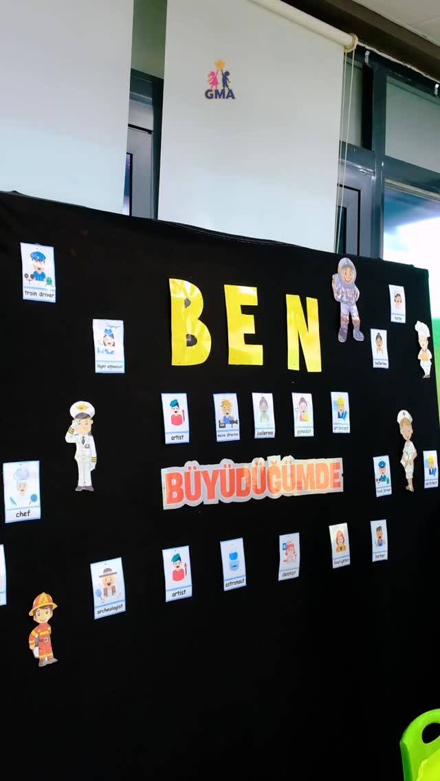 “Ben Büyüdüğümde” dersimizde bu hafta çocuklarımız mimarlık mesleğini yakından tanıma fırsatı buldu.
Bir yapının nasıl hayal edildiğini, çizimden gerçeğe uzanan yolculuğunu ve mimarlığın sadece binalar değil, yaşam alanları tasarlamak olduğunu öğrendiler.
Bilgi ve deneyimlerini çocuklarımızla samimiyetle paylaşan, aynı zamanda velimiz olan Mimar Emre Bayhan’a bu ilham verici katkısı için teşekkür ederiz.Geleceğin Mimarları Anaokulu’nda bugün tanışılan meslekler, yarının güçlü bireylerine dönüşür.🏗️✨ @emrebayhan7 @emrebayhan_mimarlik
#anaokulu #safranbolu #karabük #geleceğinmimarlarıanaokulu #eğitim