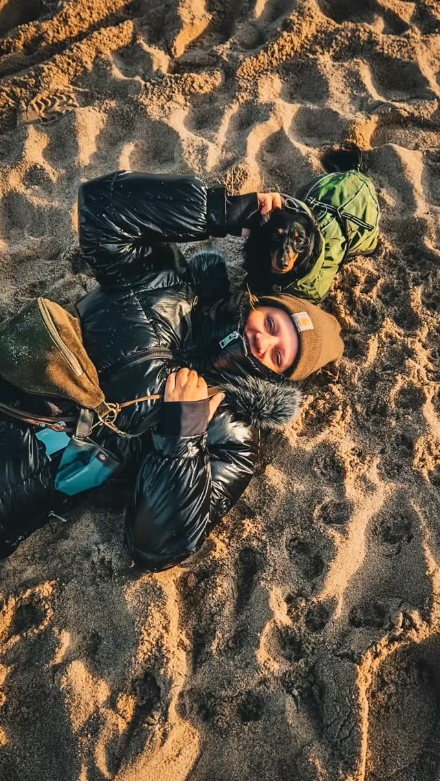 Einfach mal in den Sand werfen, Sonne genießen, dem Meeresrauschen zu hören und von Alma Hundeküsse bekommen ♥️ Es sind die kleinen wunderschönen Dinge 🤩✨